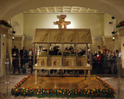 Image of Then, the Pontiff will go to the crypt to pray before the tomb of the saint. There he will be accompanied only by Capuchins. He will light two candles before the tomb, symbolizing his apostolic visit and that of Pope John Paul II.