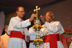 Image of Participants were welcomed in a festive environment by a suggestive show of light and sounds with hundreds of lamps and bhajans, devotional chants typical of India’s Christian tradition.