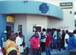 Image of Customers line up outside a Port-au-Prince bank to withdraw money, 24 Jan 2010.