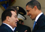 Image of Presidents Barack Obama and Hosni Murbark greet each other 
