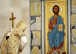 Image of Pope Benedict XVI bowing before an Icon of Jesus Christ