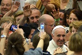 Image of Pope moves through the crowd to give his general audience
