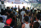 Image of Filipino drug addicts and sellers pledge never to use or sell again.