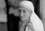 Image of Albanian President Bujar Nishani unveiled a gift of St. Mother Teresa.
