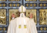 Image of Pope Francis closes the Holy Door.