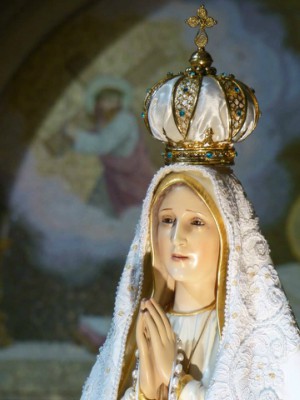 An Our Lady of Fatima statue still be crowned to begin the centenary year (Mary Anne Urlakis).