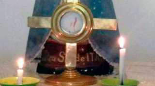 A host appears to bleed during adoration in Argentina. Photo - AICA