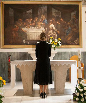 Melania prayed inside the chapel. [Photo by: AFP/Getty Images]