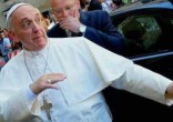 Image of Pope Francis sings and dances with Jewish leaders.
