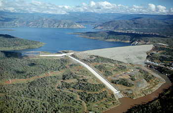 The green spots on the face of Oroville Dam are clearly visible in this aerial photo.