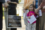 Image of People praying at abortion clinic