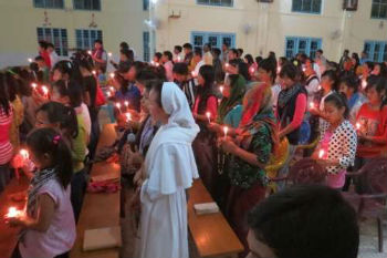 Faithful praying with Pope Francis in Miao diocese for persecuted Christians in Middle East