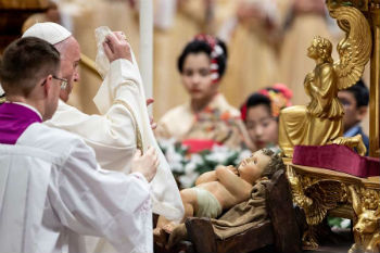 Pope Francis uncovers the Child Jesus Dec 24 2019 Image of Pope Francis uncovers the Child Jesus Dec 24 2019