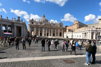 Image of Pilgrims in St. Peters Square
