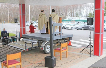 Image of Fr. Daniel Greenleaf celebrates Mass with parishoners in their cars on May 3. (Diocese of Portland)
