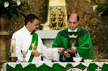 What's the difference? Why can't a deacon forgive sins as a priest may do? Image of What's the difference? Why can't a deacon forgive sins as a priest may do?
