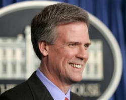 Image of President George W. Bush (L) and White House Press Secretary Tony Snow return from an event at the Quantico Marine Base to the White House in Washington, September 14, 2007. Snow, who battled colon cancer, has died.