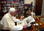 Image of Pope Benedict XVI reading L'Observatoro Romano