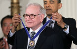 Image of Obama awarding Buffett the Presidential Medal of Freedom.