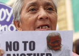 Image of Philippine 'comfort women' demand to be recognized (Lino Escandor II).