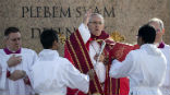 Image of Pope Francis blesses the audience during Palm Sunday Mass.
